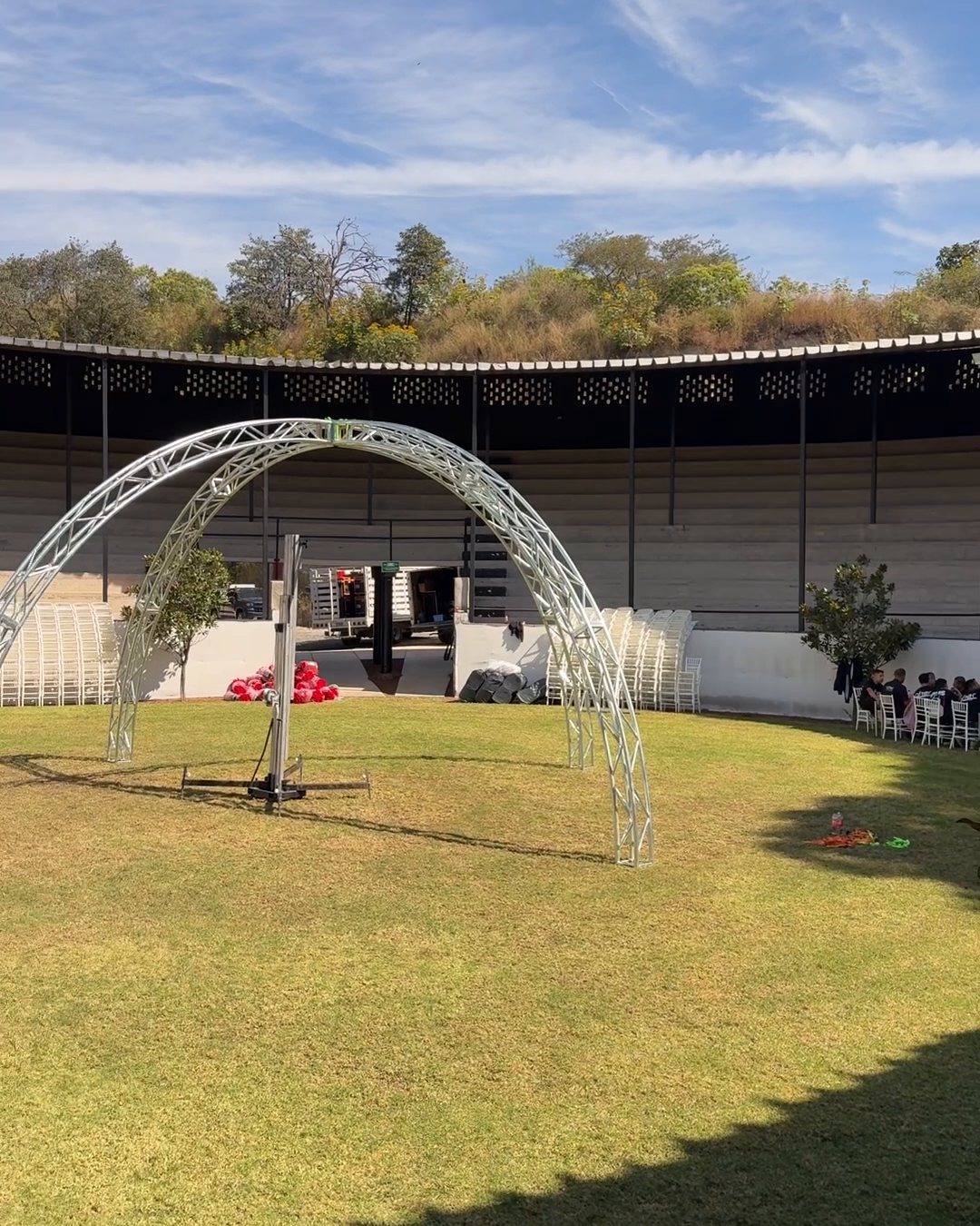Ruedo con las estructuras metálicas de los arcos, todavía sin flor (recorte 4:5)