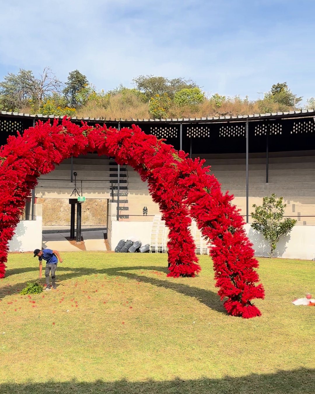 El mismo ruedo con el doble arco de flor roja terminado (recorte 4:5)