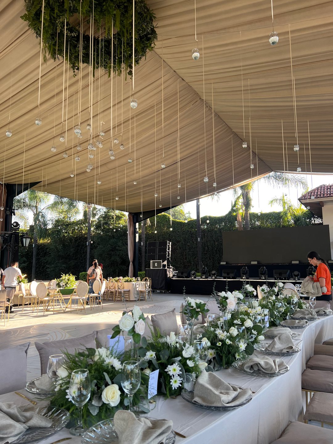 Jardín techado con entelado en bandas color arena, corona de follaje colgante y mesas imperiales, Zapopan