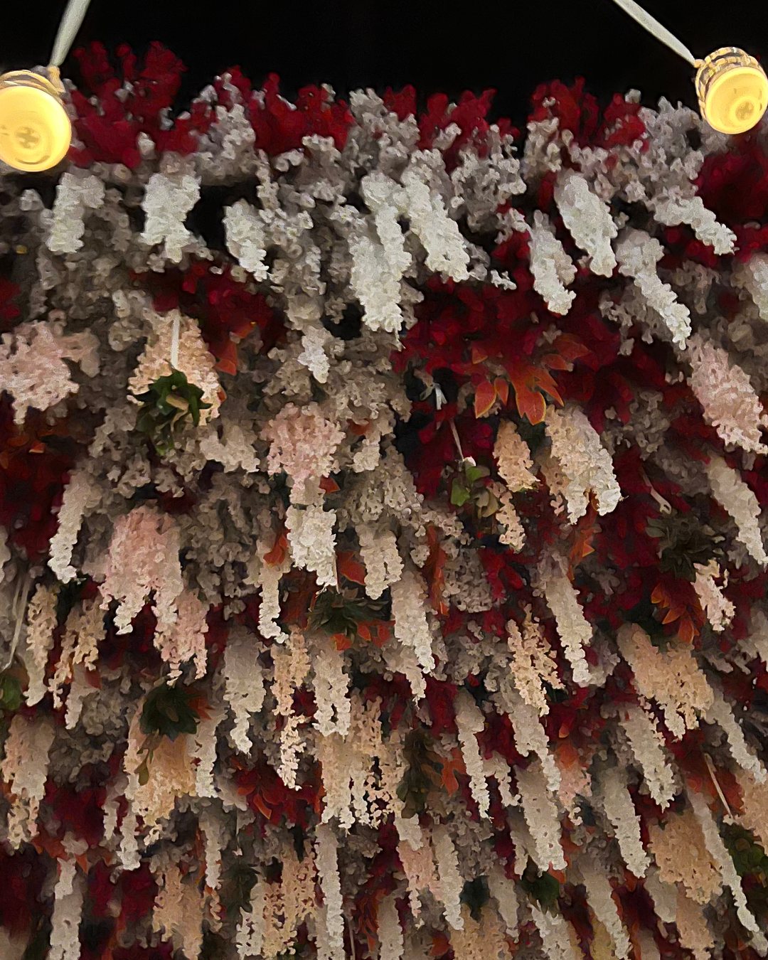 Después: el mismo pabellón de noche, con jardín colgante de flor blanca y roja y veladoras