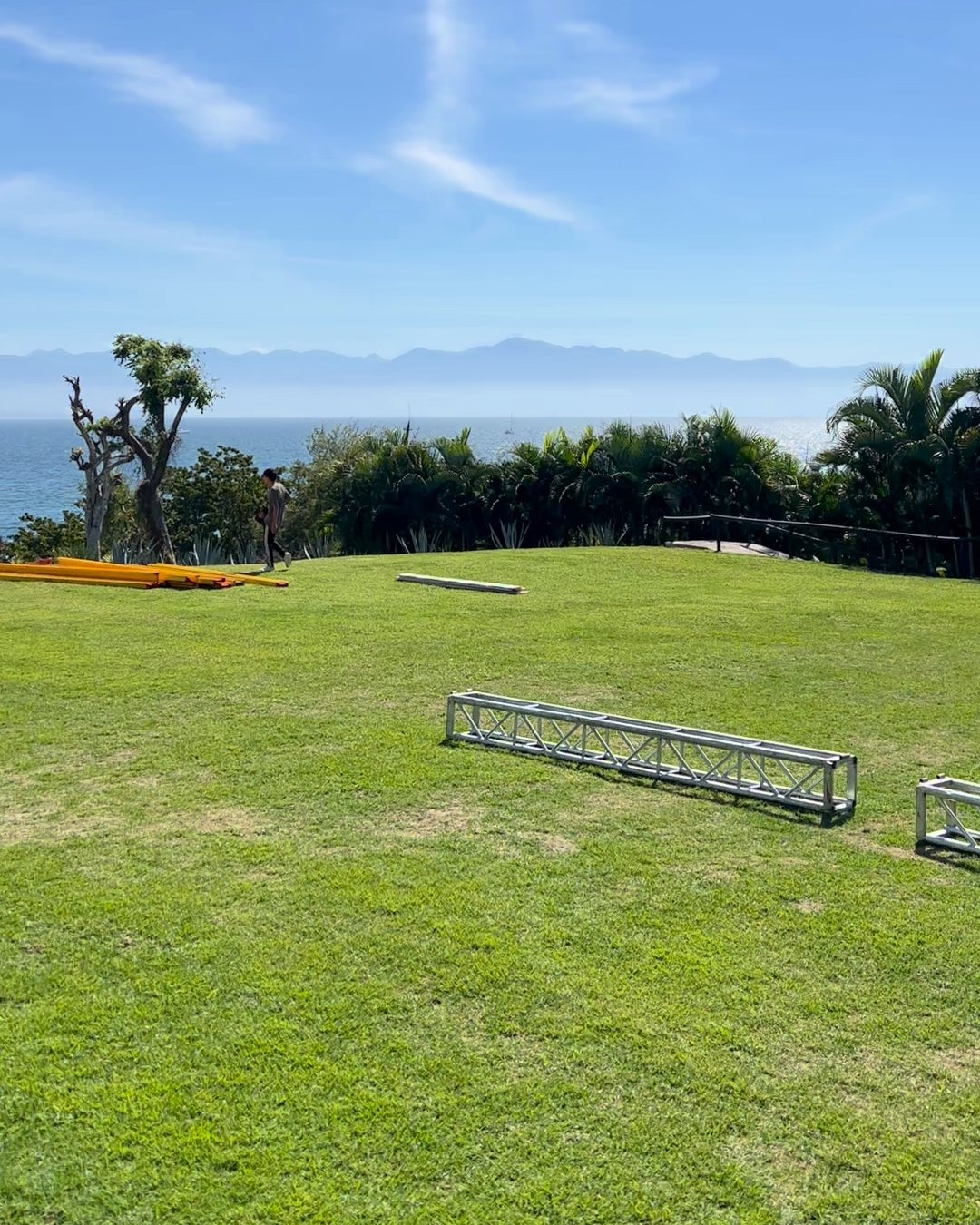 Jardín frente al mar con las piezas de la estructura en el pasto, antes del montaje (recorte 4:5)