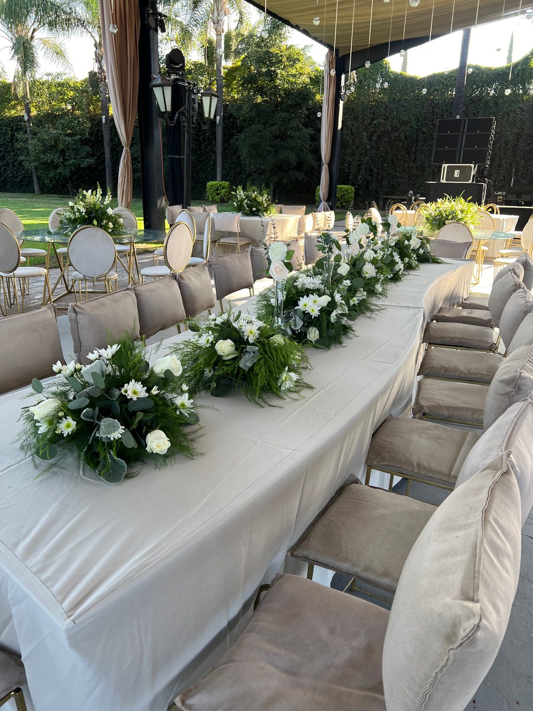 Centro de mesa para mesa imperial: camino de flores blancas y follaje de punta a punta, jardín en Zapopan