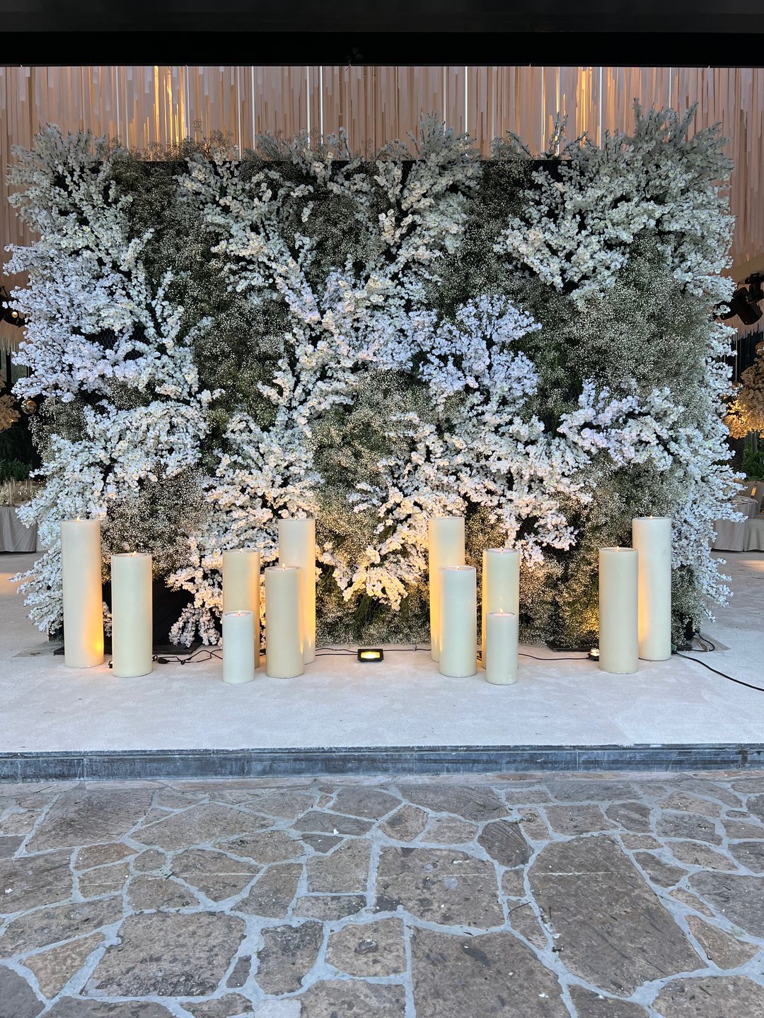 Muro de flores blancas con follaje y velas al pie: fondo de flores para la ceremonia o las fotos, Tlajomulco