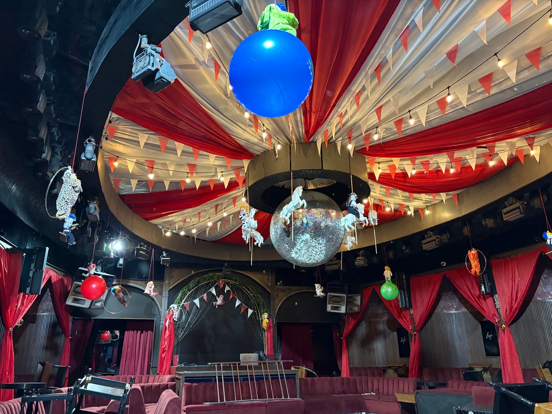 Entelado temático tipo carpa de circo, en gajos rojos y crema con banderines