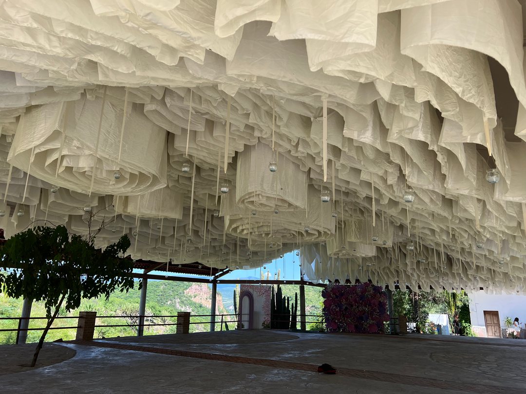 Techo de tela blanca en pliegues tipo nube sobre una terraza en Zacatecas