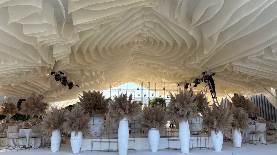 Techo nube: entelado de pliegues blancos tipo rosa en una carpa, con jarrones de pampas, Riviera Nayarit