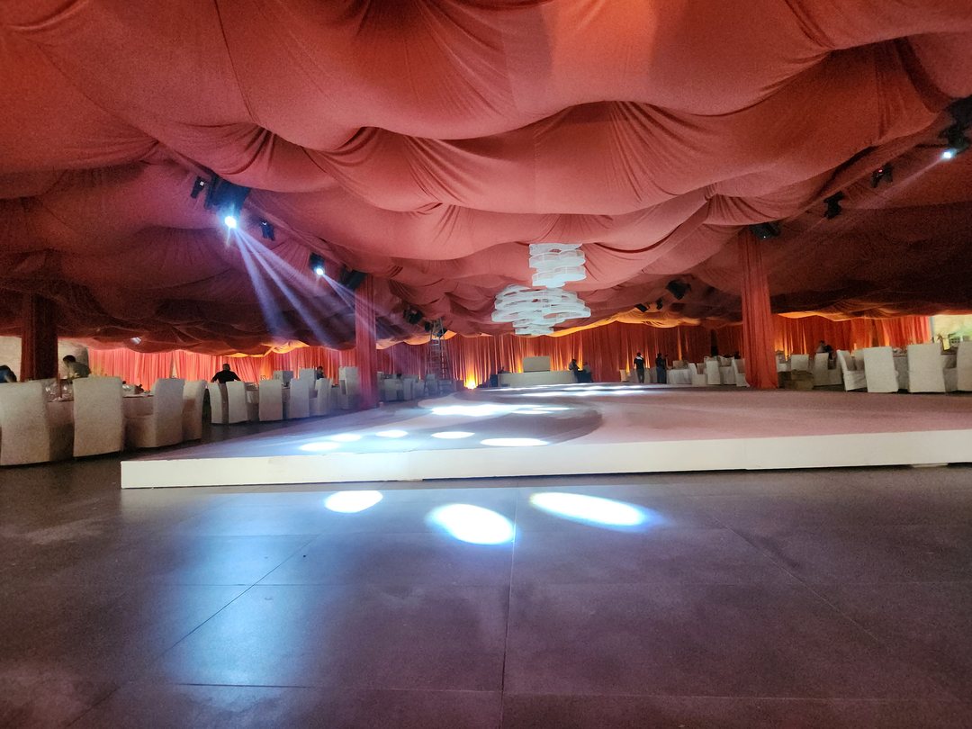 Techo de tela terracota en pliegues sobre la pista con luces