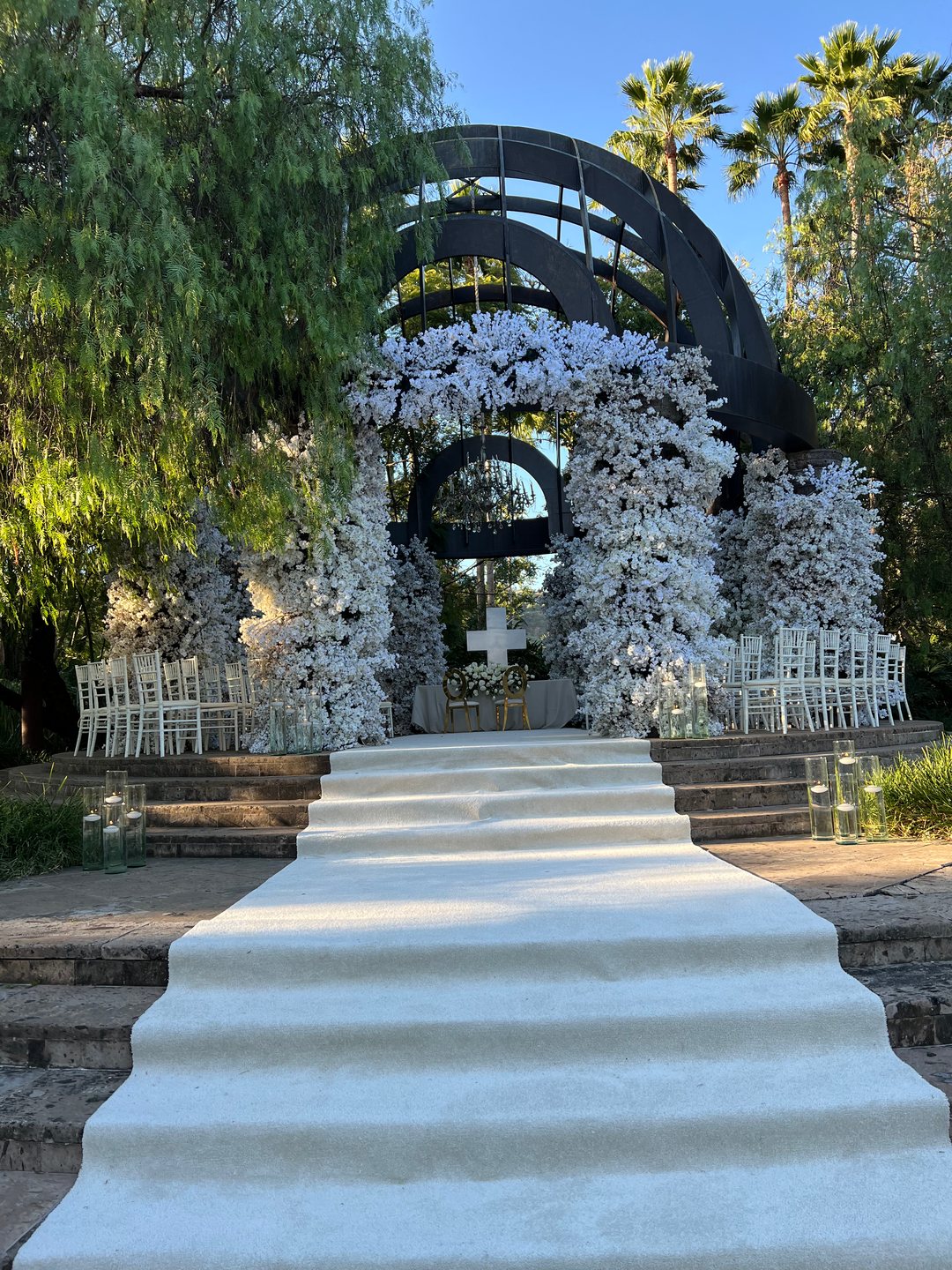 Túnel de arcos de flor blanca nevada sobre el pasillo de la ceremonia, pabellón de cristal en Tlajomulco