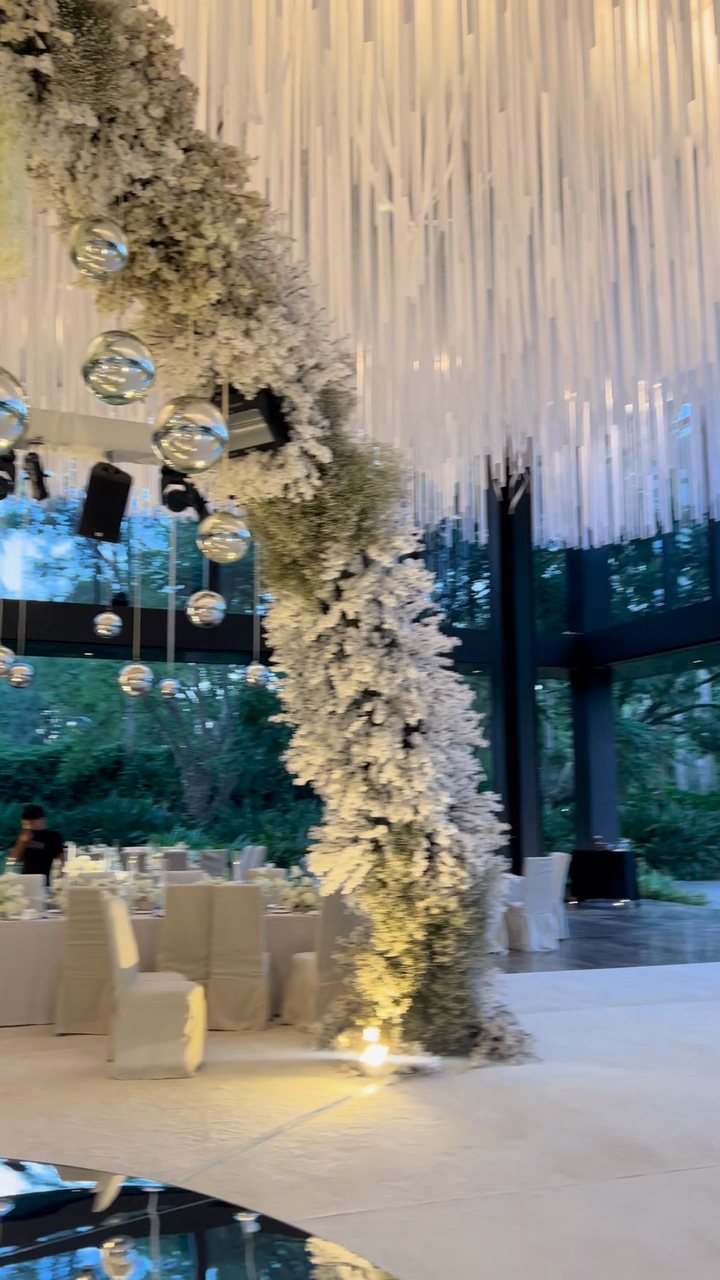 Recorrido por un salón decorado: arco floral, esferas de espejo, muro floral, árbol de flor y centros de mesa