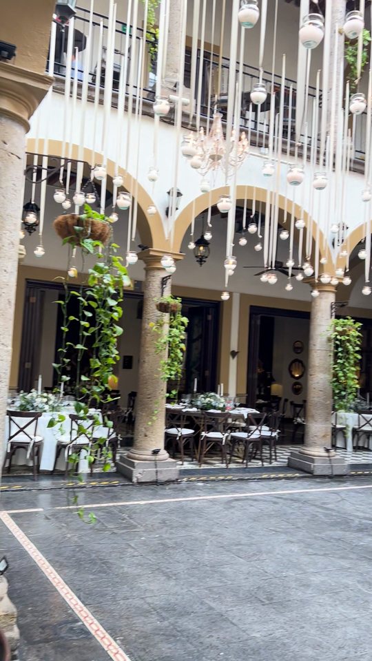 Recorrido por los salones de una casona hacia el patio con listones, veladoras y candiles colgantes, Guadalajara