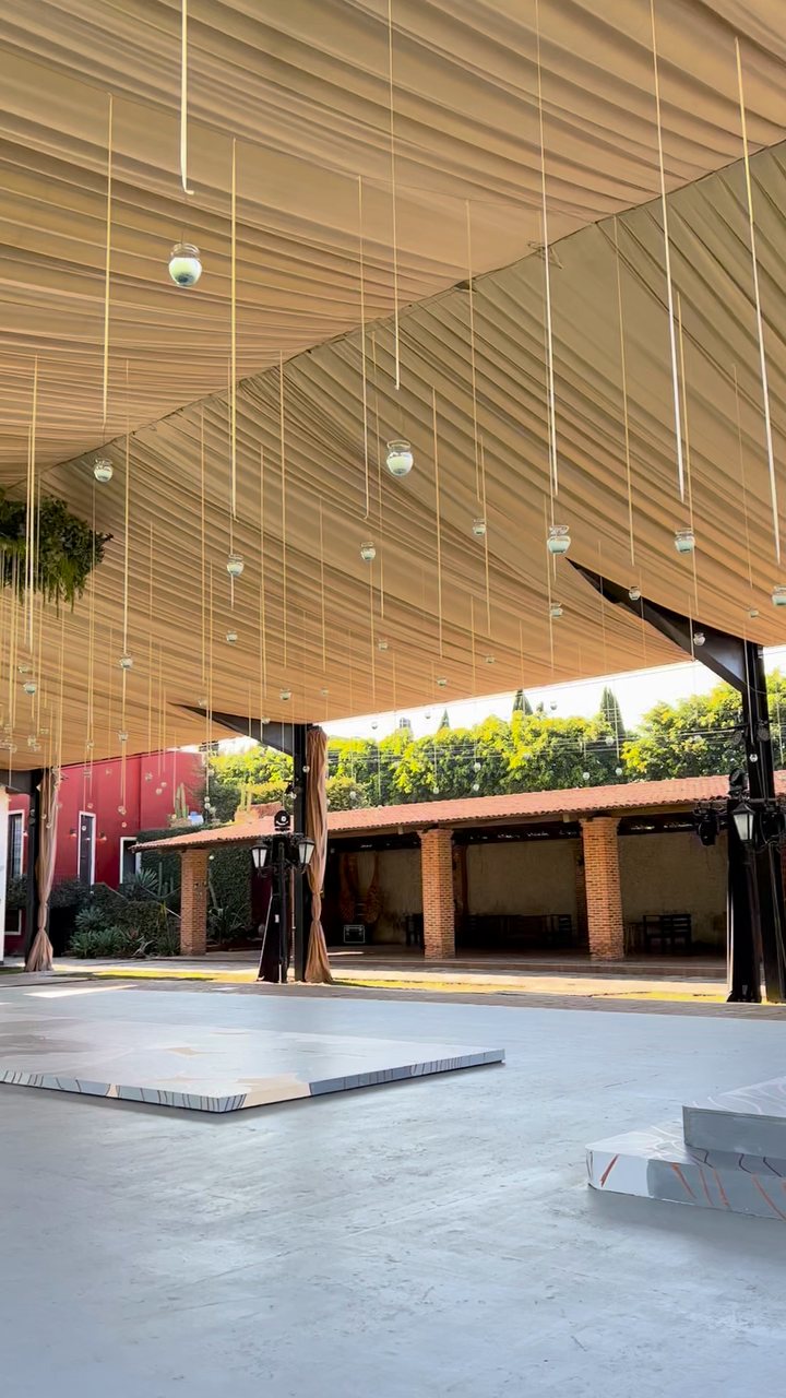 Entelado en ondas color arena con esferas de vidrio en listones sobre la pista, terraza de jardín en Zapopan