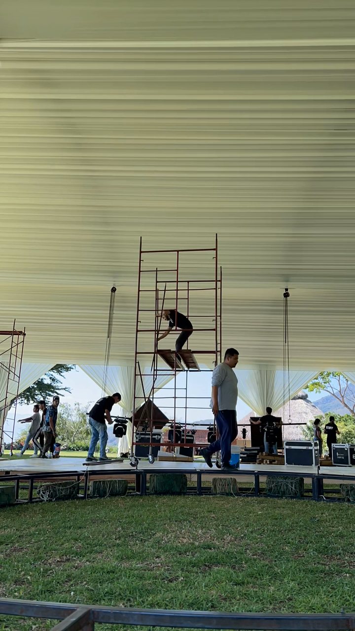 Time-lapse del montaje: nuestro equipo cuelga un aro de flor dentro de una carpa entelada frente al lago de Chapala