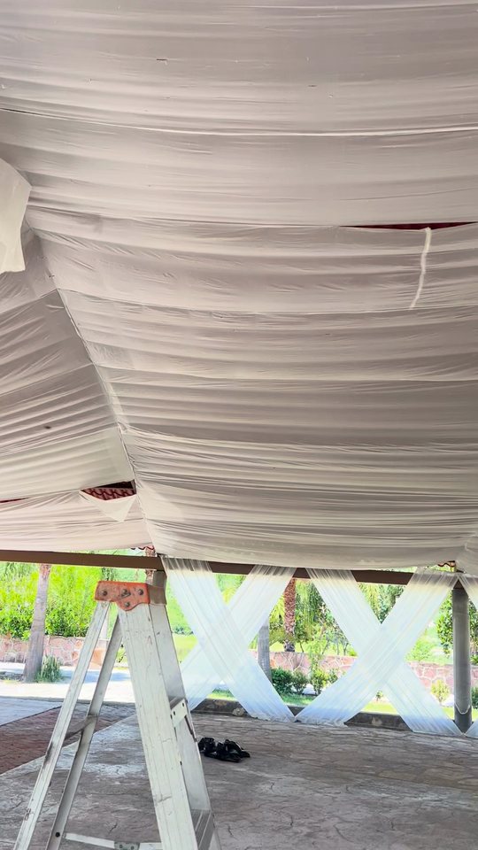 Carpa en montaje con entelado blanco en ondas en el techo y muros de tela cruzada en X, Zacatecas